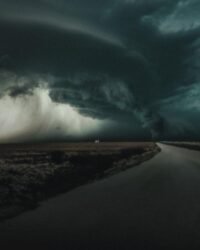 Lốc Xoáy: Kẹt Trong Tâm Bão